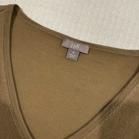 J.Jill Women’s Merino Wool Tan Camel Long Sleeve V-neck Lightweight Sweater M - Picture 4 of 7